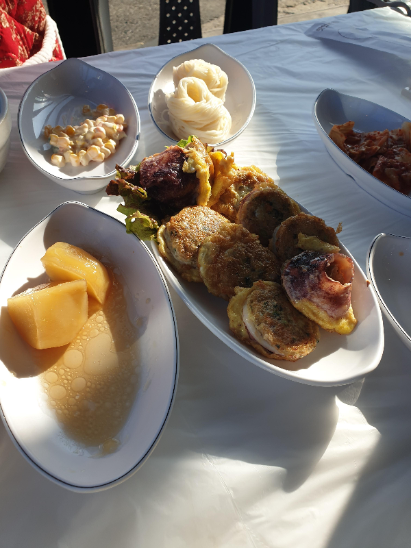 오징어 순대와 국수면 그리고 반찬 몇 개가 테이블 위에 보인다.