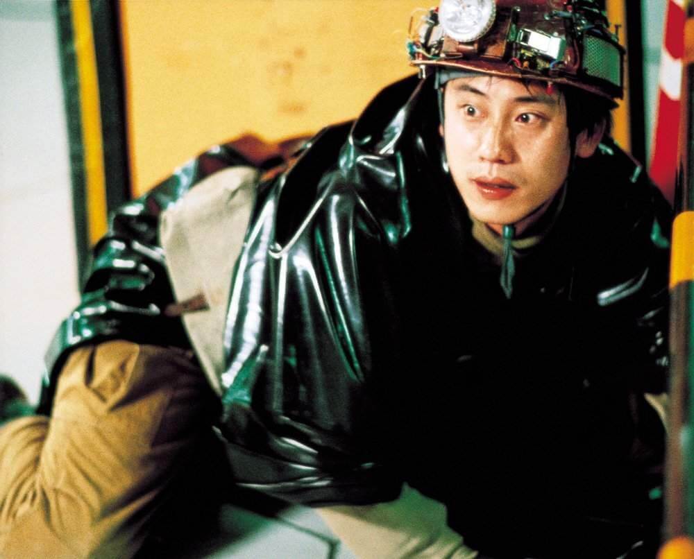 만식을 납치하려다 실패하고 바닥에 엎드려 있는 병구