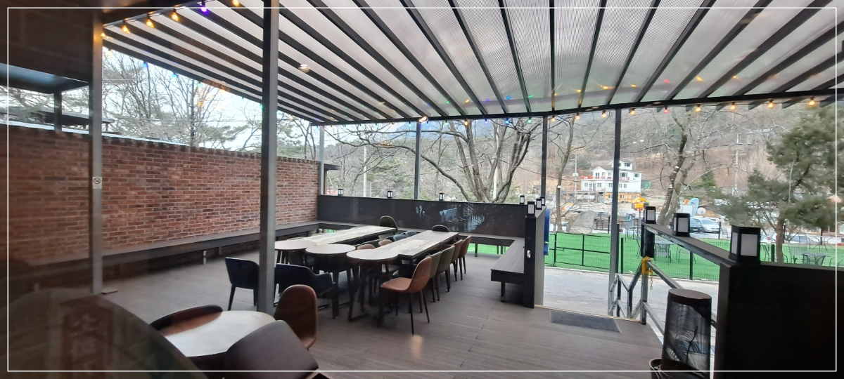 건물-뒤-야외-테라스