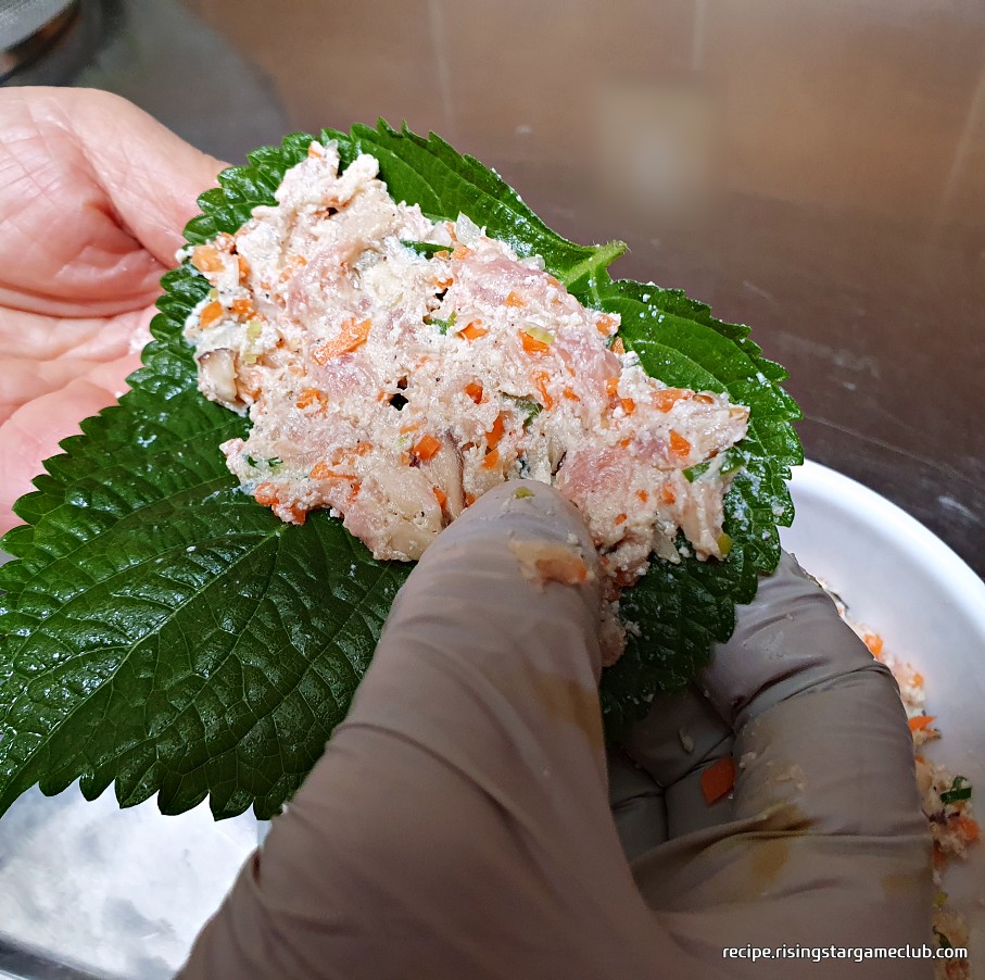 깻잎전에 들어갈 깻잎에 반죽을 바르는 사진