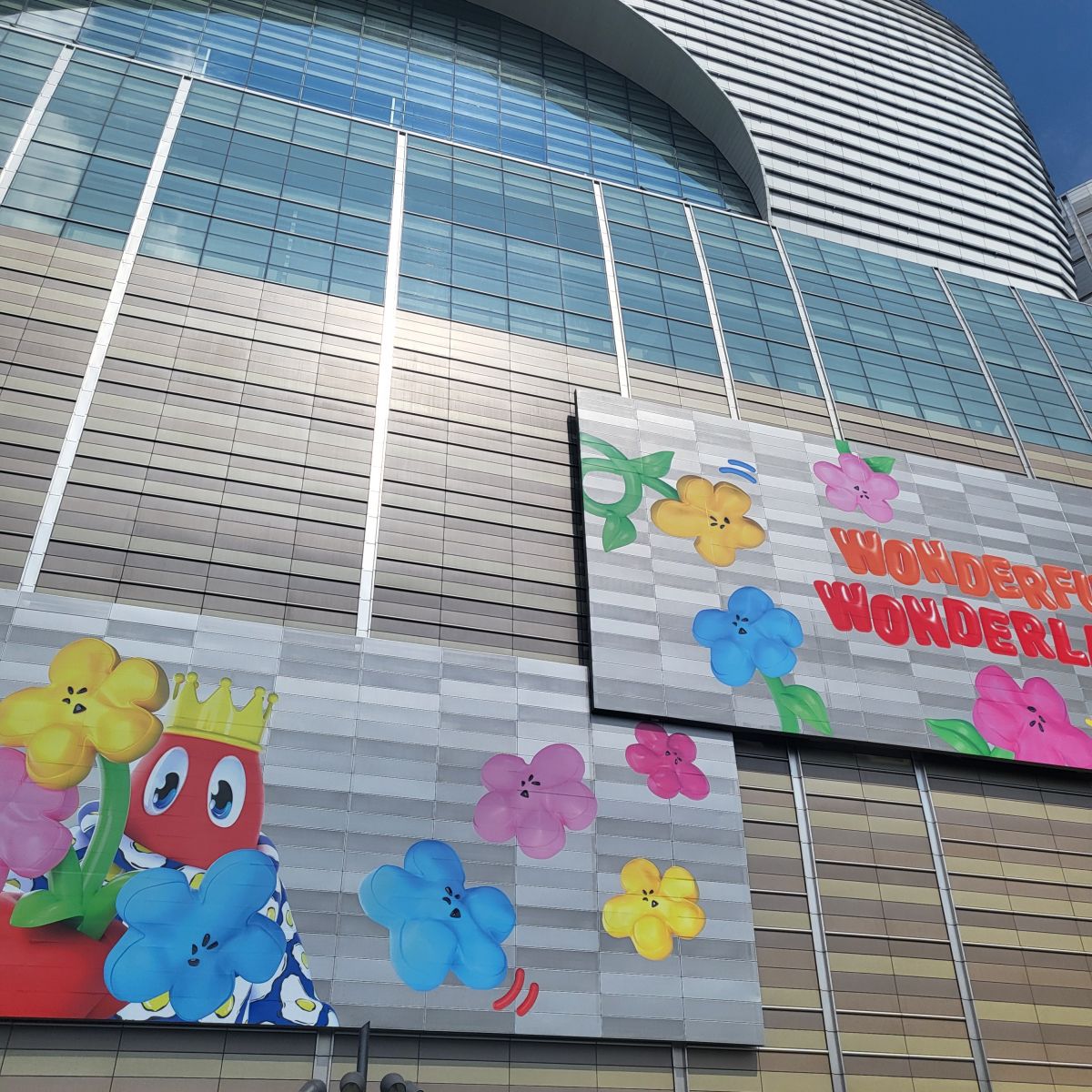 롯데월드몰-건물-외부의-홍보물