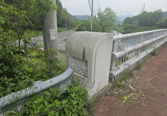 경남 진주시에서 황동 소재로 제작된 교명판(교량 이름이 새겨진 판)이나 공사 내용을 알리는 안내판이 잇따라 도난당하는 사건이 발생해 경찰이 수사에 나섰다. 사진은 교명판이 사라진 진주시 사봉면 추동교. [사진=진주시 제공]