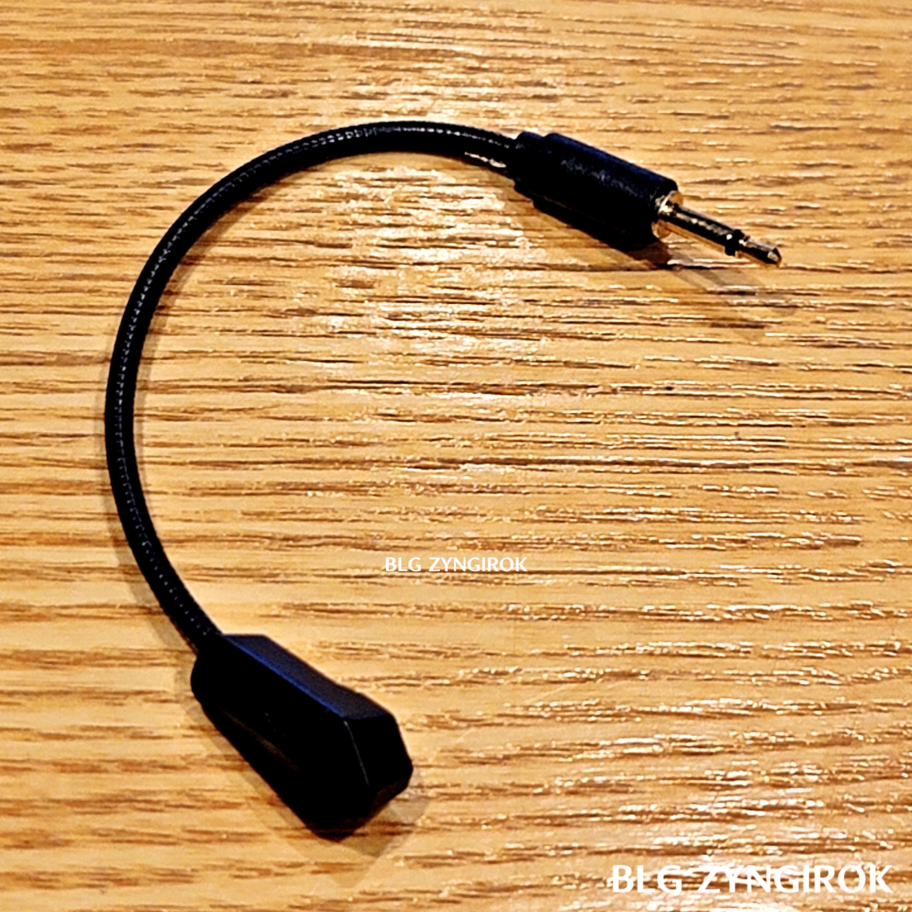 다이소 - MAXTILL 게이밍 이어폰 수화 마이크가 테이블 위에 놓여있다.