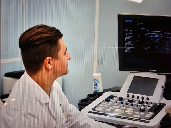 모니터를-바라보고있는-의사