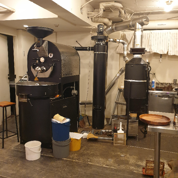 내부에 로스팅기가 설치되어 있다. 따로 칸막이 없이 바로 보인다.