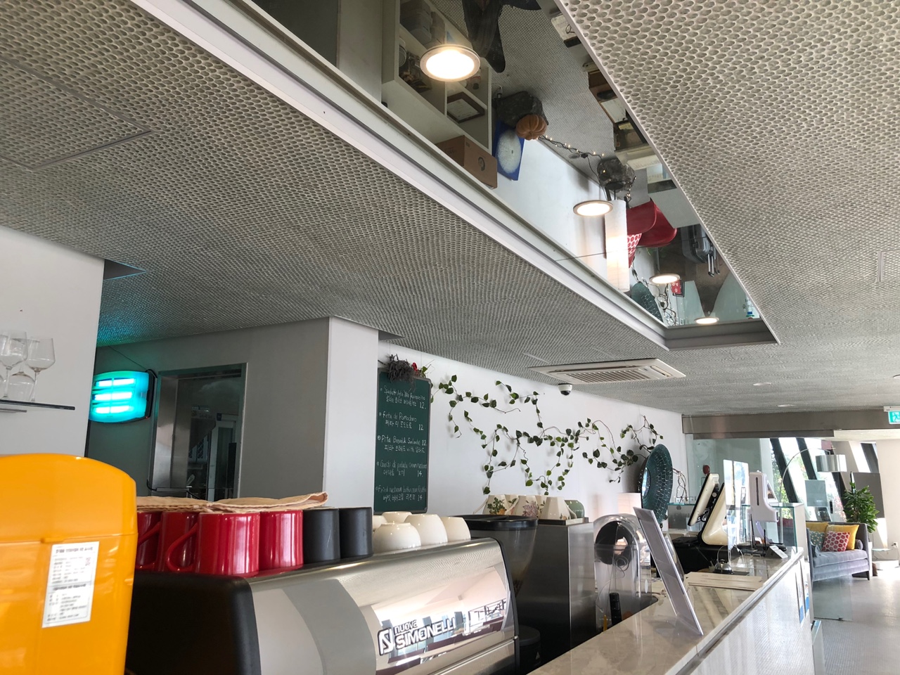 제주봄-카페-카운터-천장-거울-인테리어