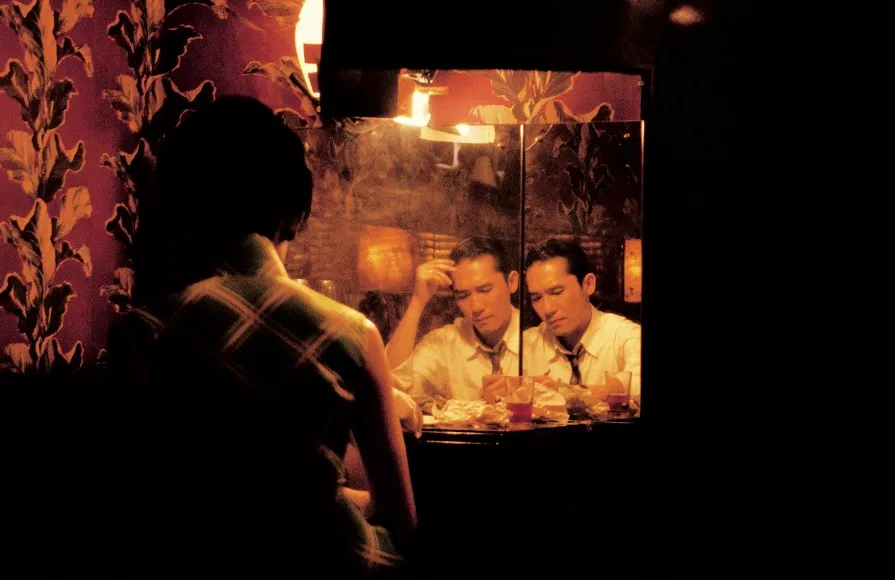 화양연화 장면, 등을 보이는 여자, 거울에 비친 남자