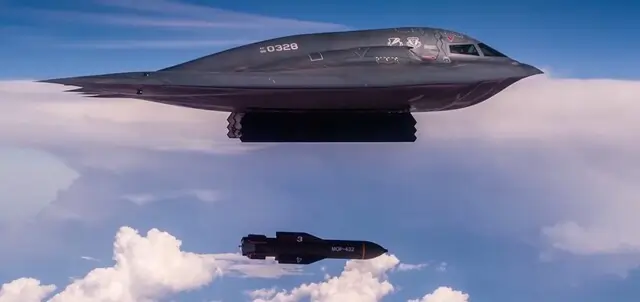 B-2 스텔스 폭격기가 GBU-57 대형 벙커버스터 폭탄을 고고도에서 투하하는 순간이 포착된 이미지.