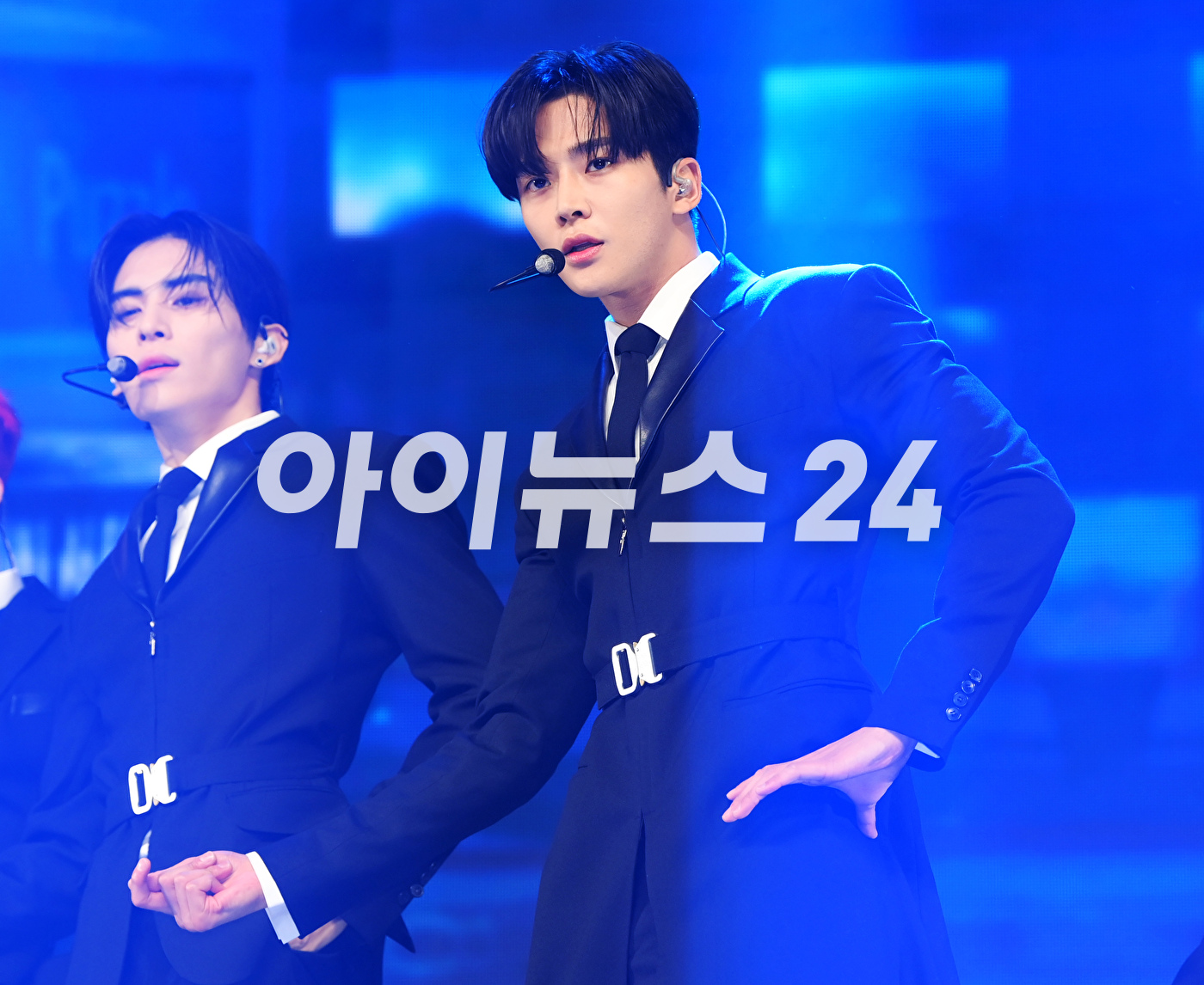 그룹 SF9(에스에프나인) 로운이 9일 오후 서울 광장동 예스24 라이브홀에서 진행된 미니 12집 '더 피스 오브 나인(THE PIECE OF9)' 쇼케이스에서 멋진 무대를 선보이고 있다. [사진=정소희 기자]