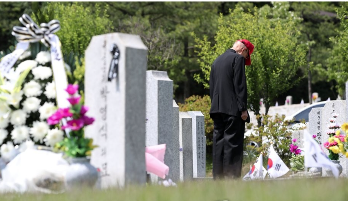 6월 6일 &ldquo;현충일이 뭐예요&rdquo; 아이가 물어볼 때 쉽게 설명하는 방법 (초등학생 눈높이 + 부모 대화 예시 포함)