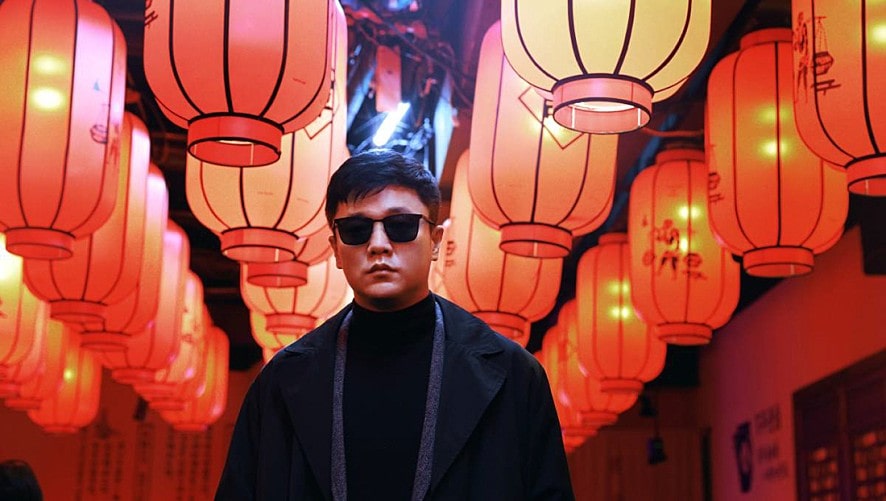 선글라스 끼고 있는 남성의 모습