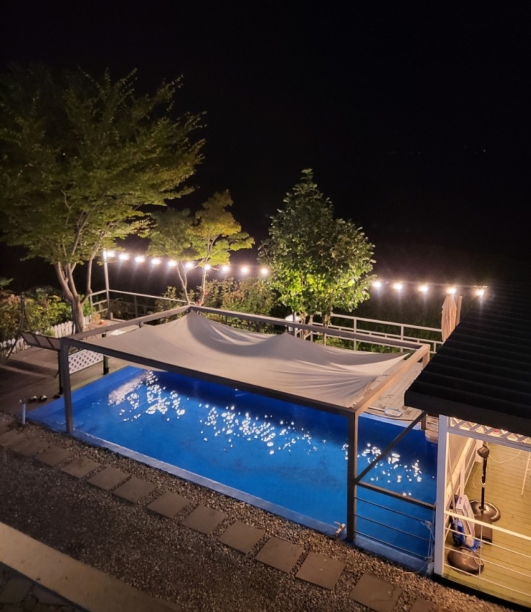 씨앤뷰 풀빌라펜션 수영장 밤 야경