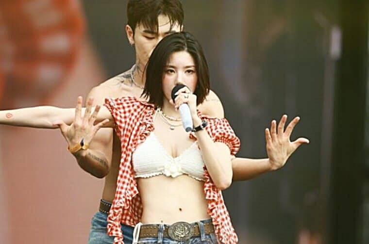 가수-권은비-워터밤