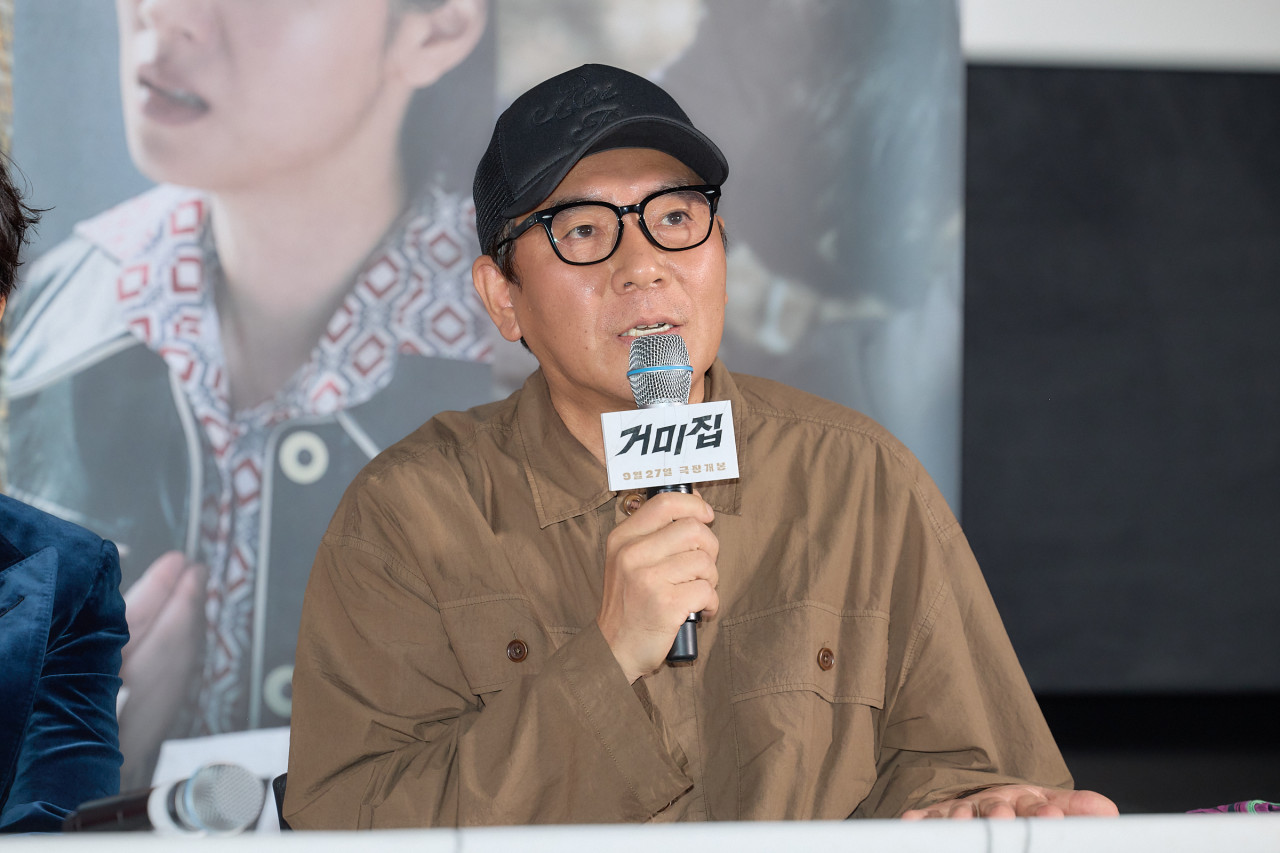 마이크 잡고 말하는 김지운 영화감독 모습