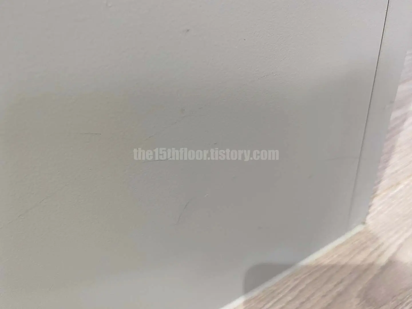 가구 도장면 스크레치 지우는 방법 (지우기 전)