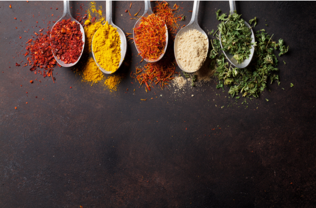 숟가락 여러개에 각양각색의 가루들이 담겨 있다.