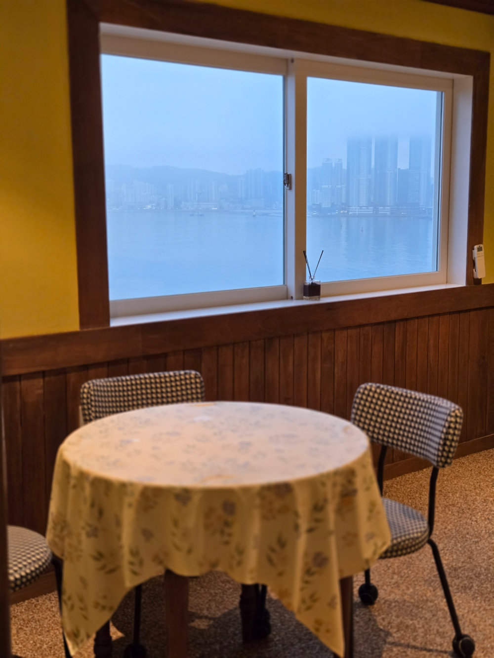 흰여울문화마을 메인 카페 창문 &ndash; 바다가 보이는 오션 뷰