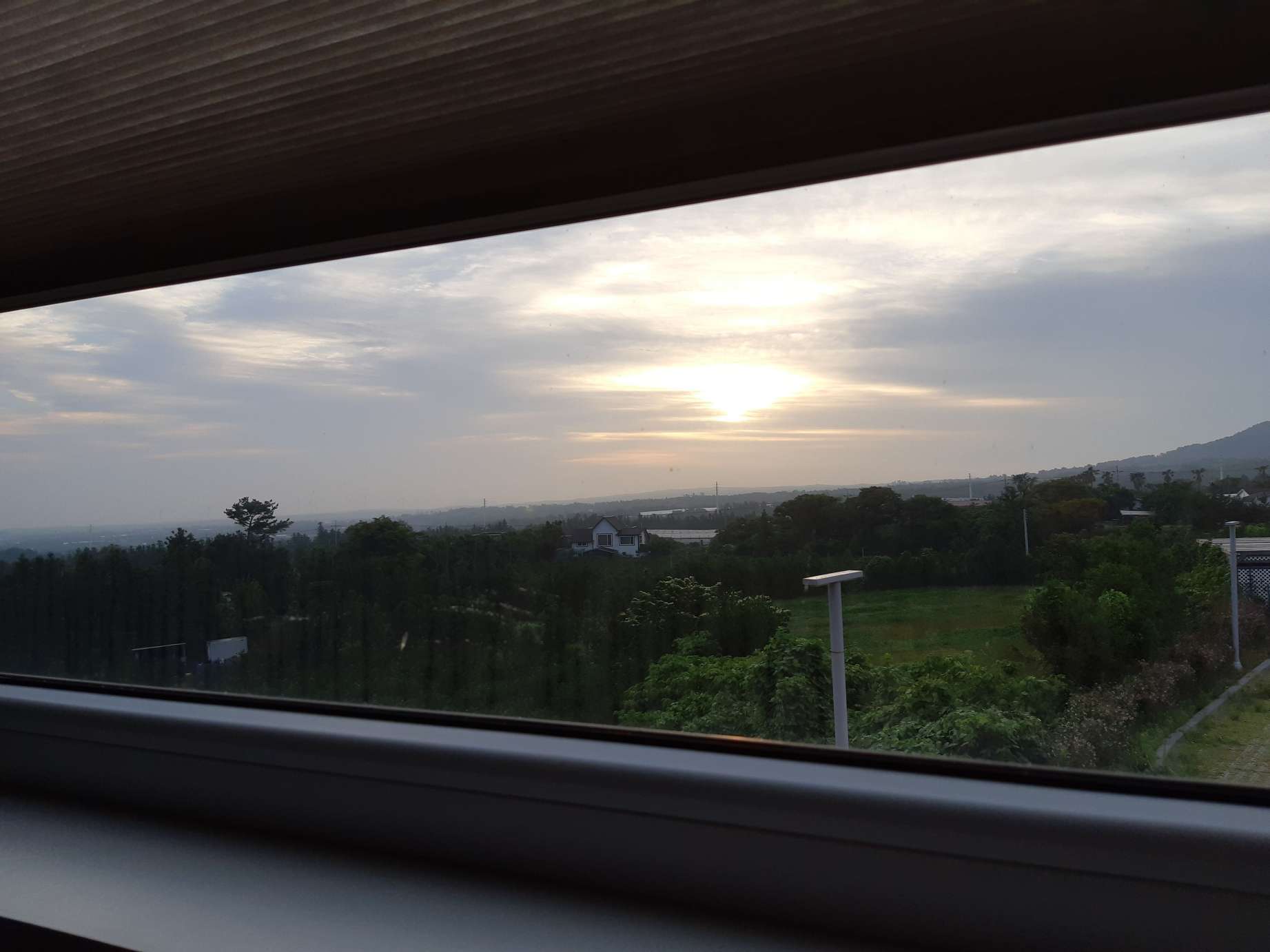 창문틈으로 햇살이