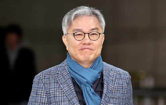 이동재 전 채널A 기자의 명예를 훼손한 혐의로 1심에서 무죄 판결을 받은 최강욱 전 의원이 17일 오전 서울 서초구 서울고등법원에서 열린 2심 선고공판에 출석하고 있다. [사진=뉴시스]