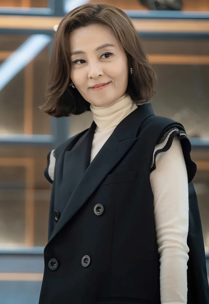 재벌X형사에서 갈색 단발의 조희자 역을 맡은 배우 전혜진