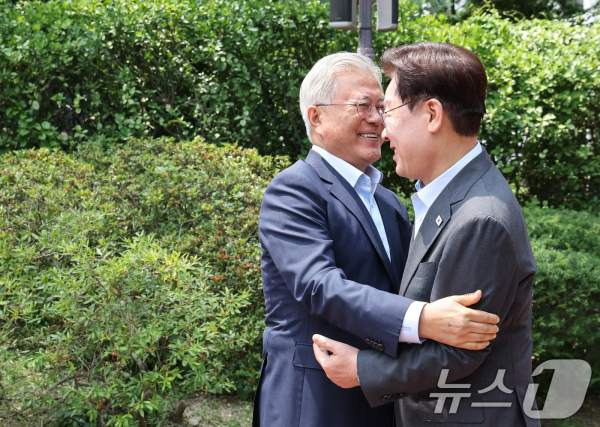 李&middot;文 가짜뉴스: 이재명 대통령 문재인 전 대통령 상춘재 회동 "멸칭 가짜뉴스 근절" 민주진영 단합과 외연 확장 전략 분석