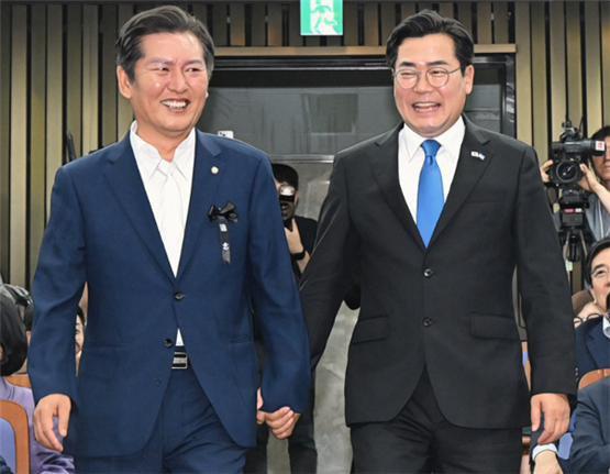 정청래 후보는 ‘강한 개혁’을 내세우며 현장 간담회를 중심으로 당심을 공략하고 있습니다. 박찬대 후보는 ‘변화와 통합’을 강조하며 토크콘서트와 SNS를 통해 지지 기반을 확장하고 있습니다. 두 후보는 정책 기조 차이를 두되, 당내 갈등 없이 책임 있는 경쟁 구도를 유지하고 있습니다.