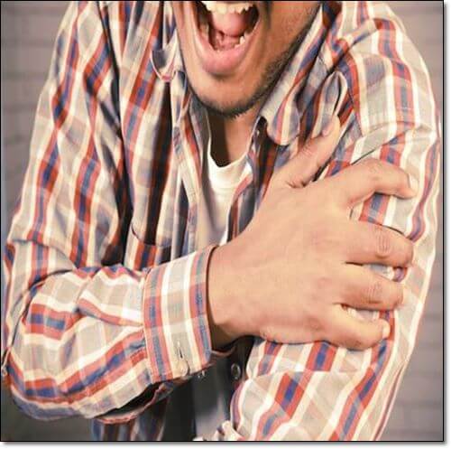 해독이 되지 않아 통증이 심한 남성