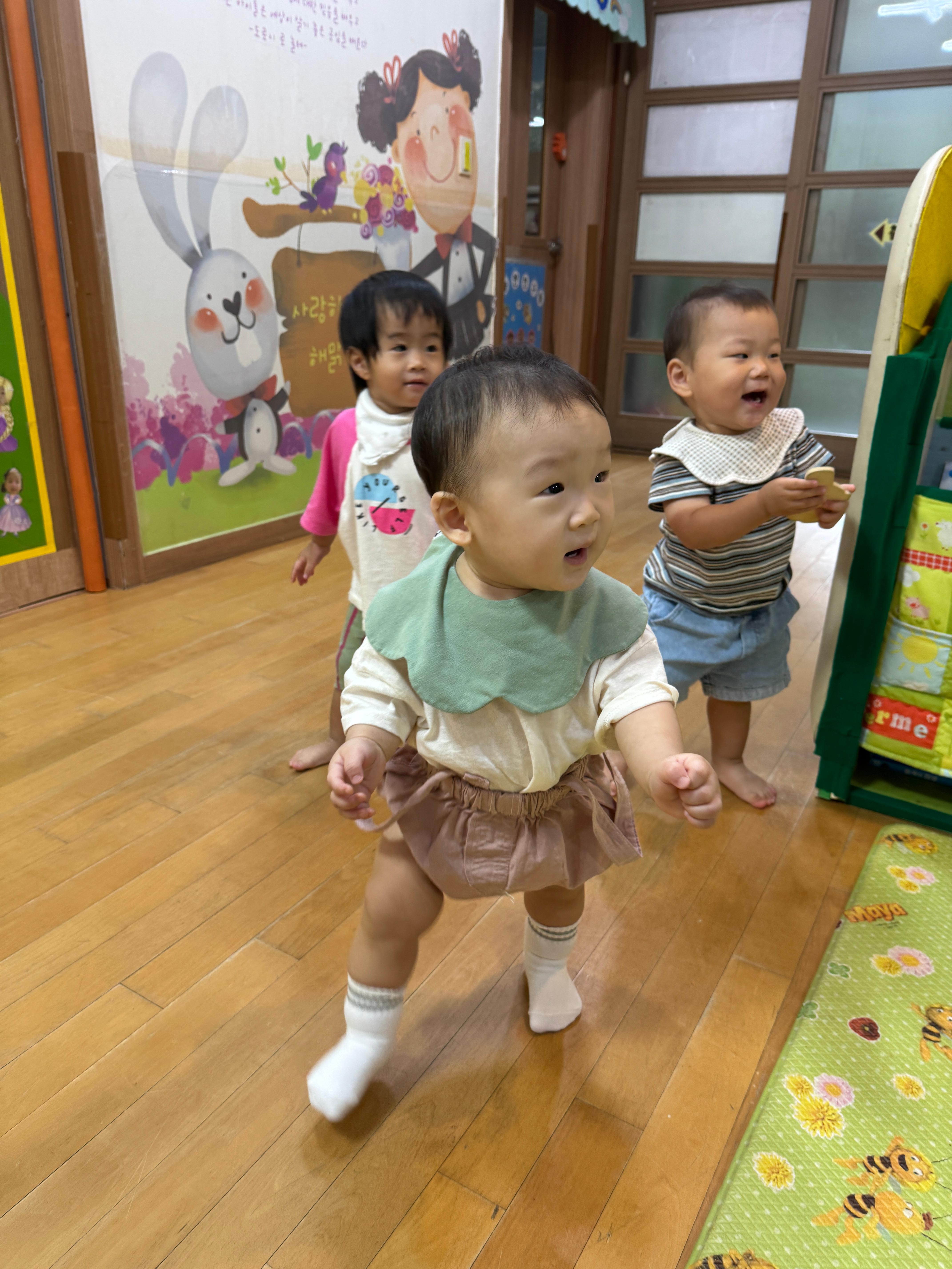 어린이집 유희실에서 탐색하며 놀이하는 11개월 아기