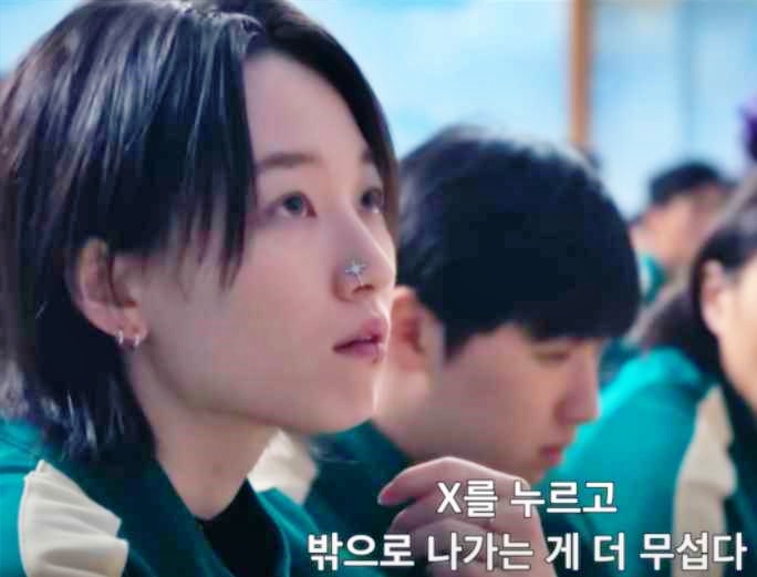 오징어게임-시즌2-참가자-세미-게임설명-듣는-장면