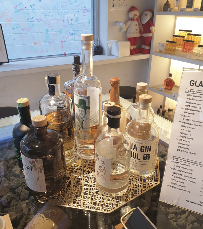 다양한 전통주(위스키나 진)들이 원형 테이블 위에 올려져 있다.