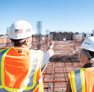 근로자가 건물에서 설명하고있다