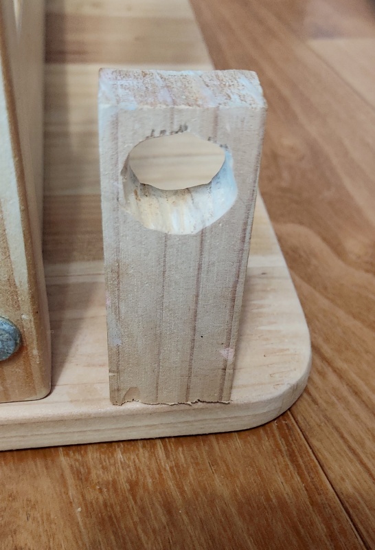 작은 자투리목에 목봉이들어갈만한 원형 구멍을 내놓음