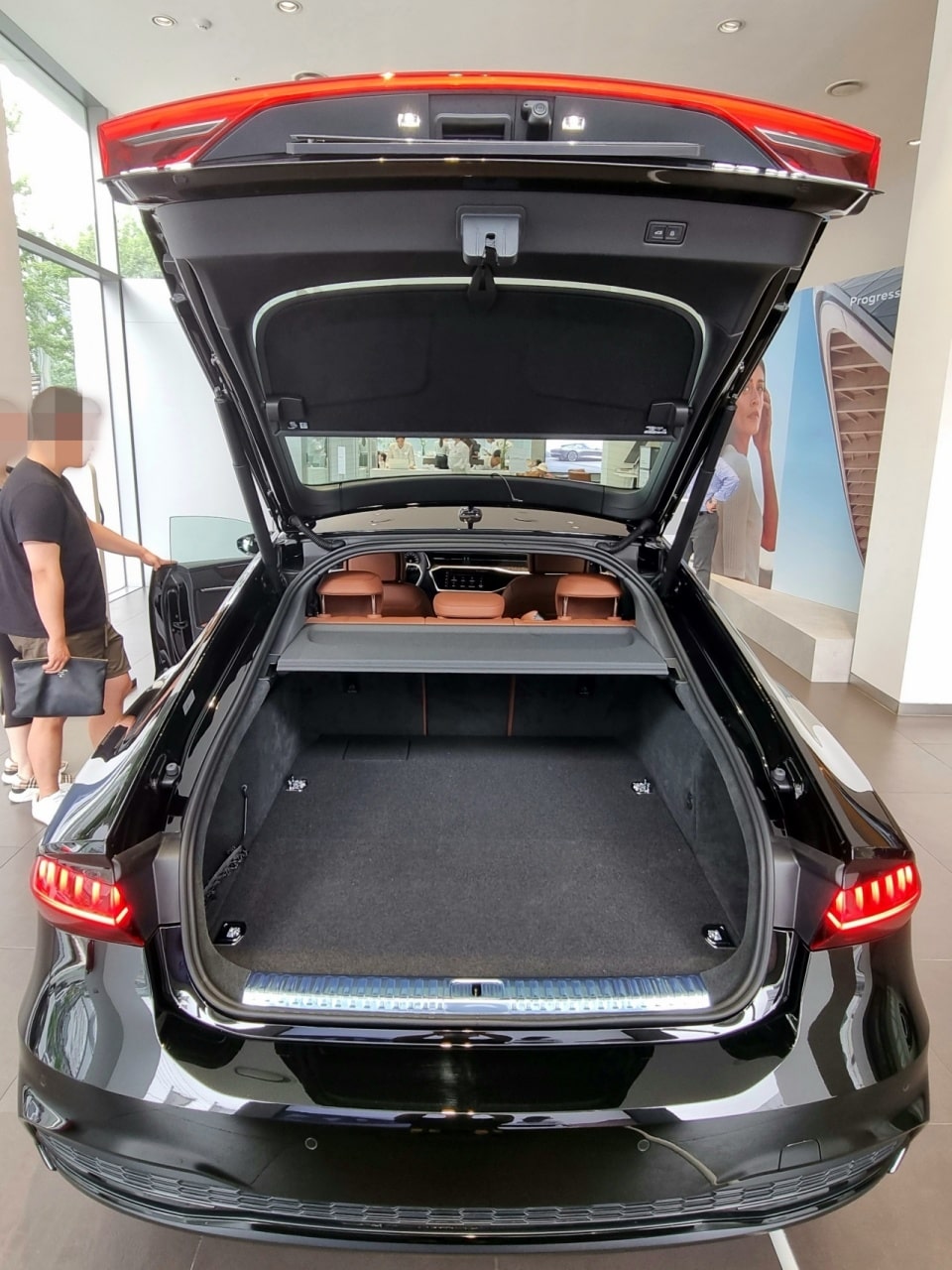 A7 스포트백 TFSI e의 테일게이트를 열어봤습니다.