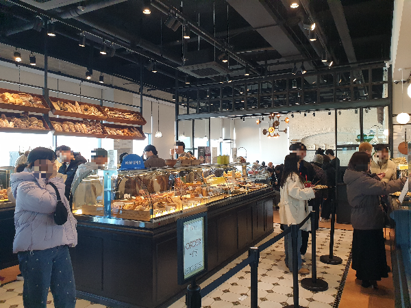 차분한 톤의 인테리어를 가진 밀리스트 사람들로 가득하다.