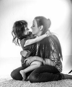 아들을-앉고있는-엄마