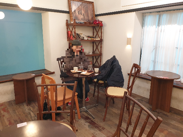 중앙 테이블은 조금더 연령대가 높은 고객들이 앉았다.