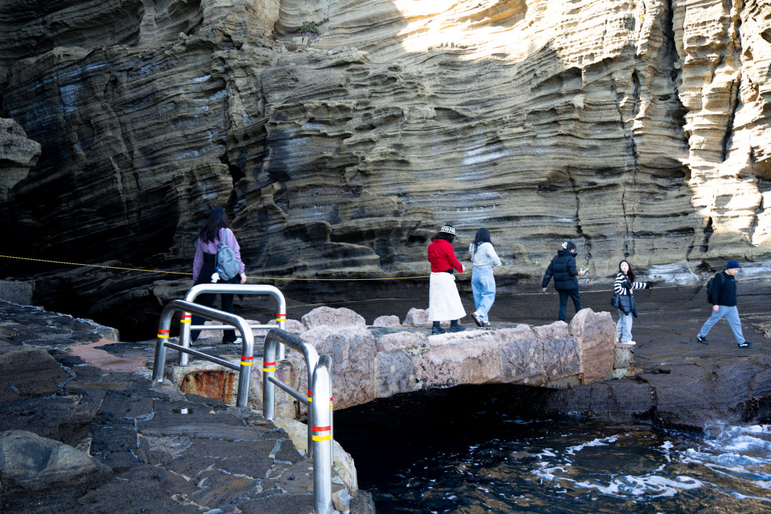 용머리 해안 절벽