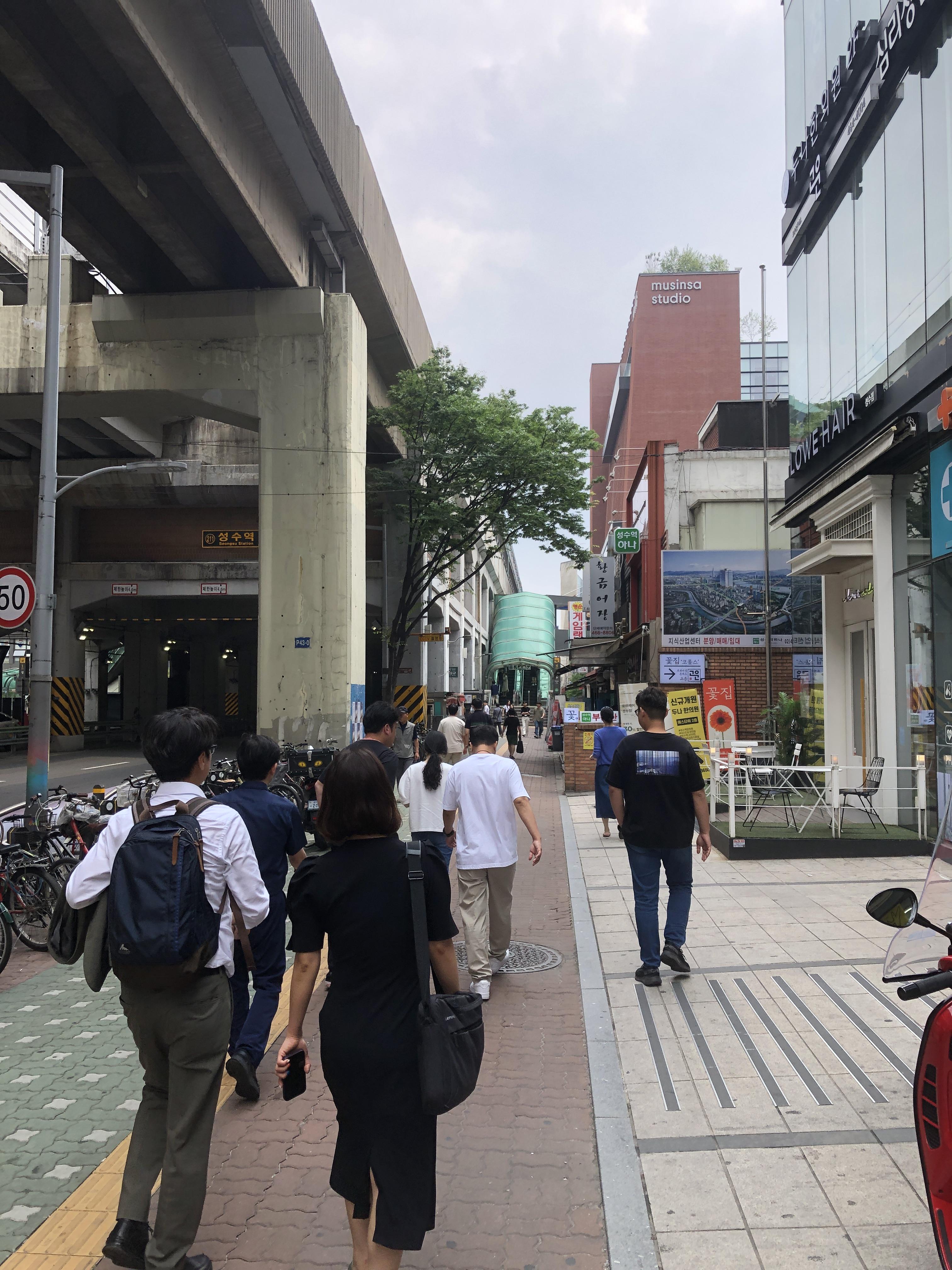 성수역 4번 출구 '연무장길' 산책: 중국 MZ 세대도 반한 성수동 레트로 감성