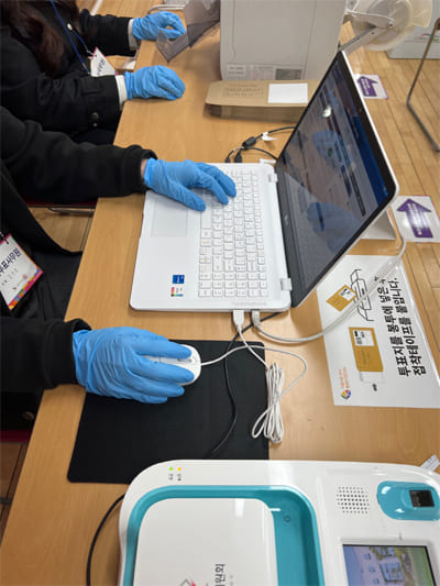 정신 나간 선관위..전국 3500개 사전투표소 온통 민주당 파란색 장비 일색...