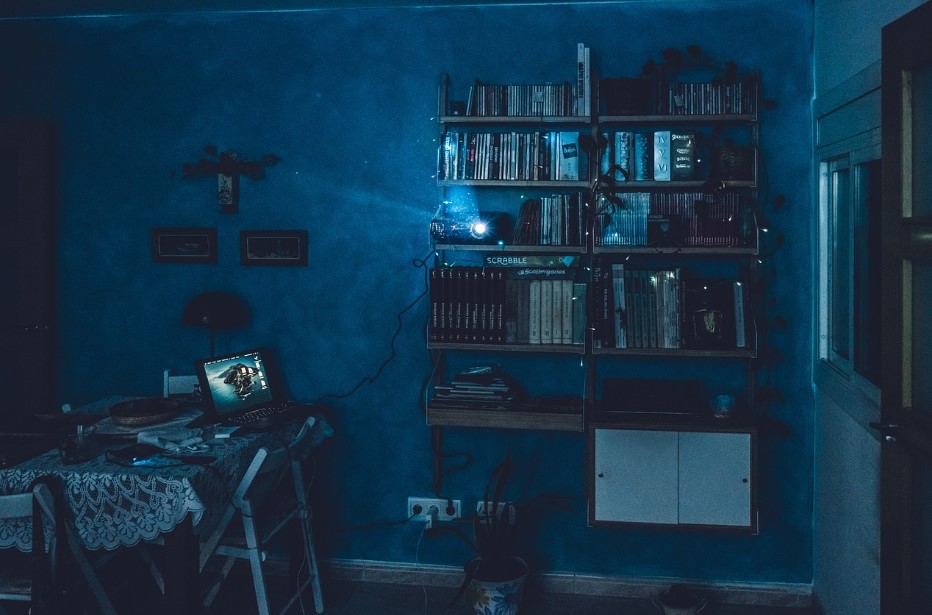 장재현 영화감독이 연출한 영화 분위기의 이미지