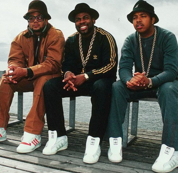 런-D.M.C.는 "My Adidas"라는 곡을 발표하여 아디다스에 대한 사랑을 노래했으며, 이는 아디다스가 힙합과 스트리트 패션에서 아이코닉한 브랜드로 자리잡는 계기가 되었습니다.