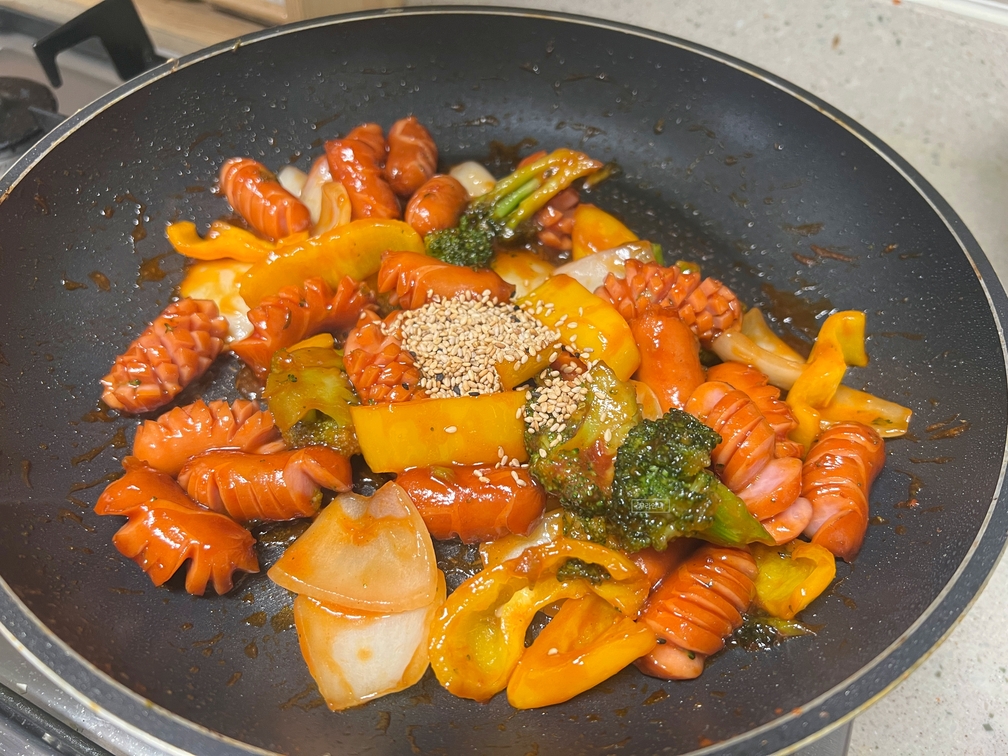 통깨 듬뿍 뿌리고 잘 섞어줘요