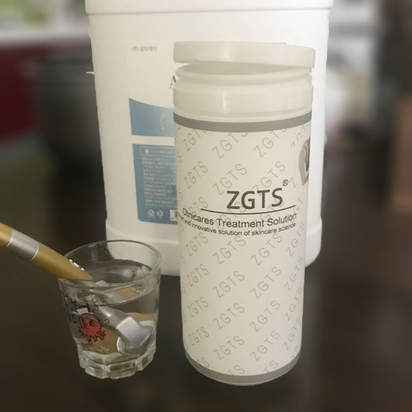 ZGTS 더마롤러 0.5mm를 소독용 알코올이 담긴 유리잔에 소독하는 모습