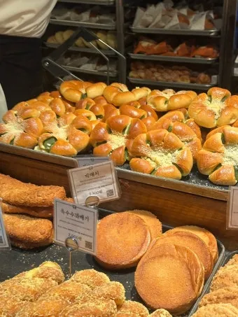 성심당 빵 추천 망고시루가 아닌 망고롤 맛은 어떨까_24