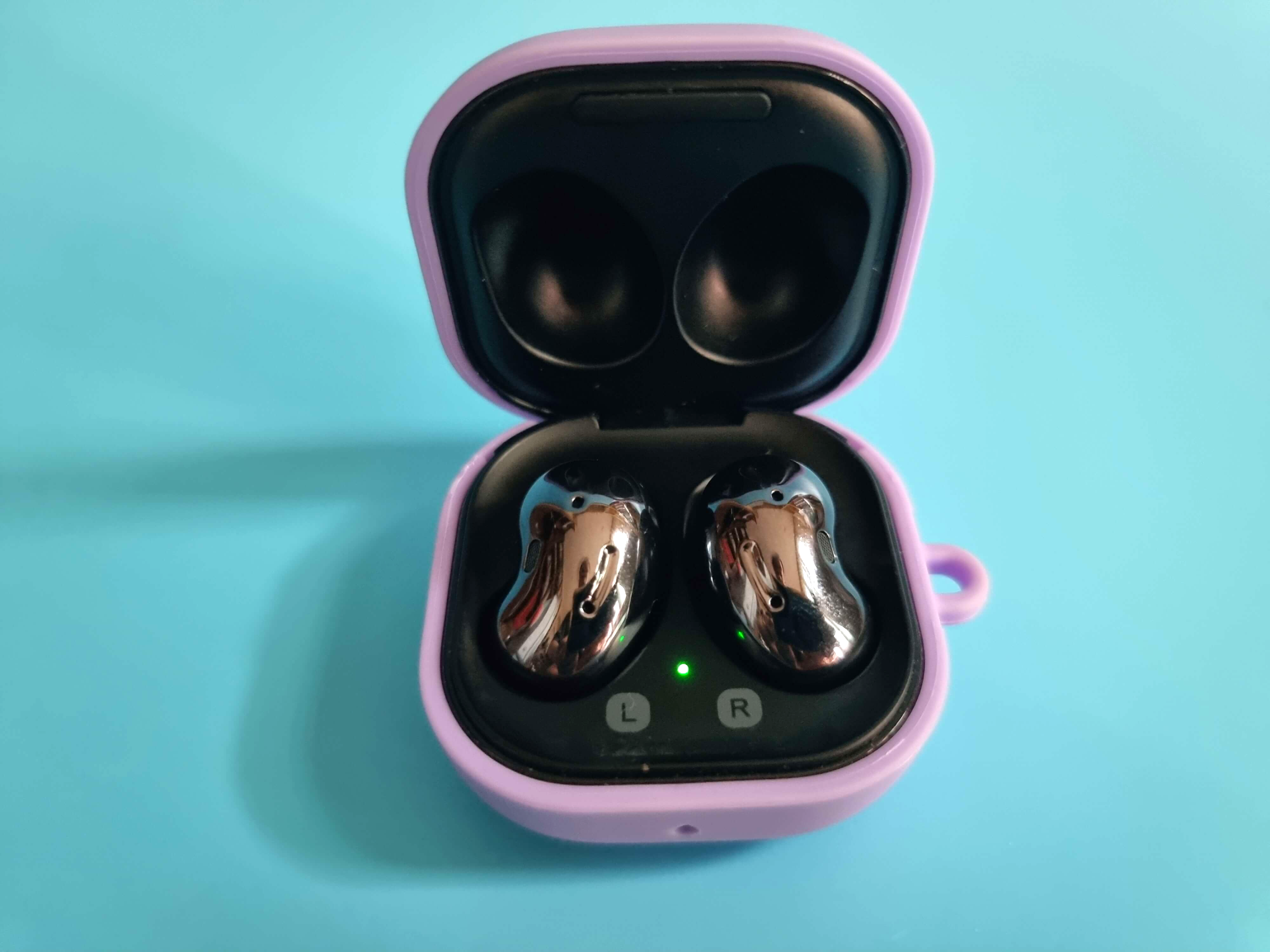 갤럭시 버즈 라이브 뚜껑을 열어봄