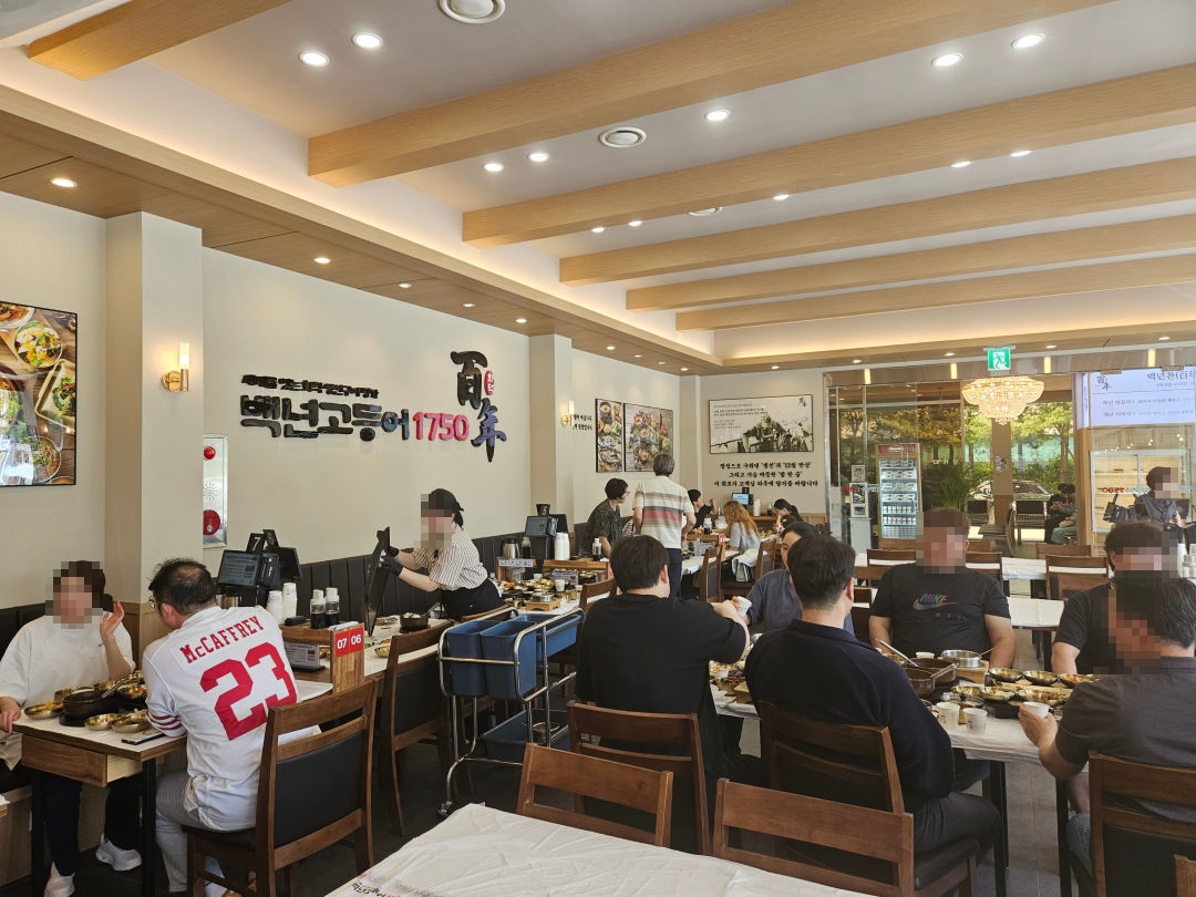 백년고등어 1750 매장 내부