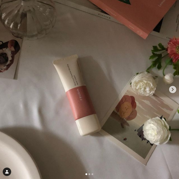 흰천을 배경으로 찍은 사진