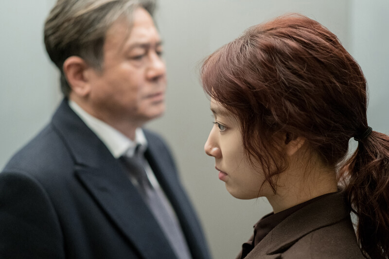 영화 '침묵'에서 침묵하는 임태산(최민식)의 옆에 서서 진지한 표정으로 앞을 응시하는 최희정 변호사(박신혜)의 옆모습.