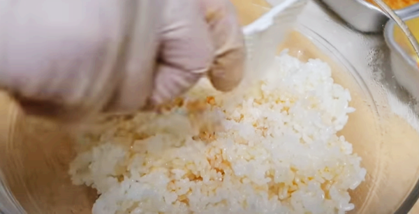 밥을 섞을 때 좋아 하는 사람에게 사랑해 라고 말해보세요