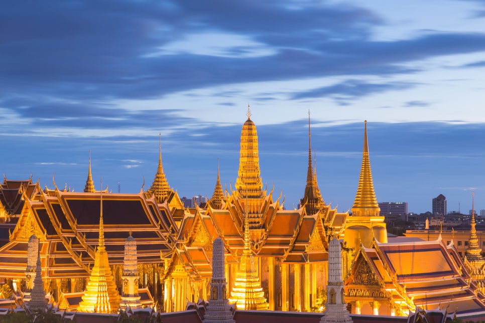 황금빛으로 빛나는 방콕 왕궁의 야경.